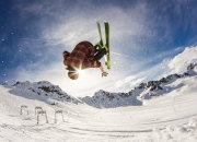 开云体育下载-铁塔不倾，当卢卡库的稳定成为暗夜里唯一的光，安哥拉用意志刺穿命运的裂缝