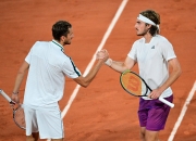 开云官方app入口-法国网球队力克世界网球队，西西帕斯三分雨点燃全场的简单介绍