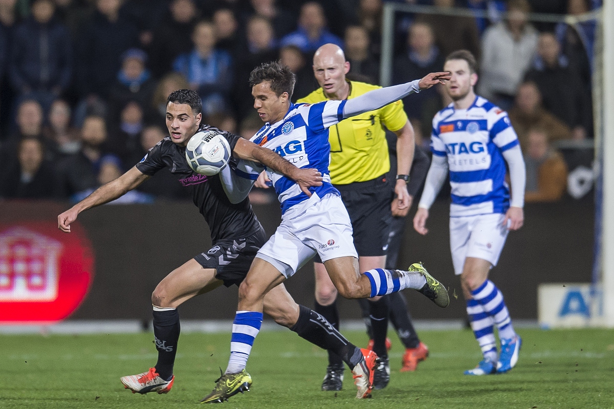 乌拉圭与科特迪瓦队在欧洲杯选拔赛中对决