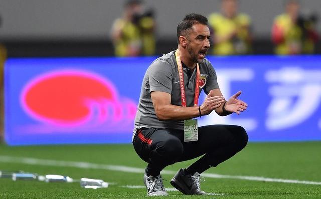 包含苏宁大胜泰达，主场全取三分继续领跑积分榜的词条