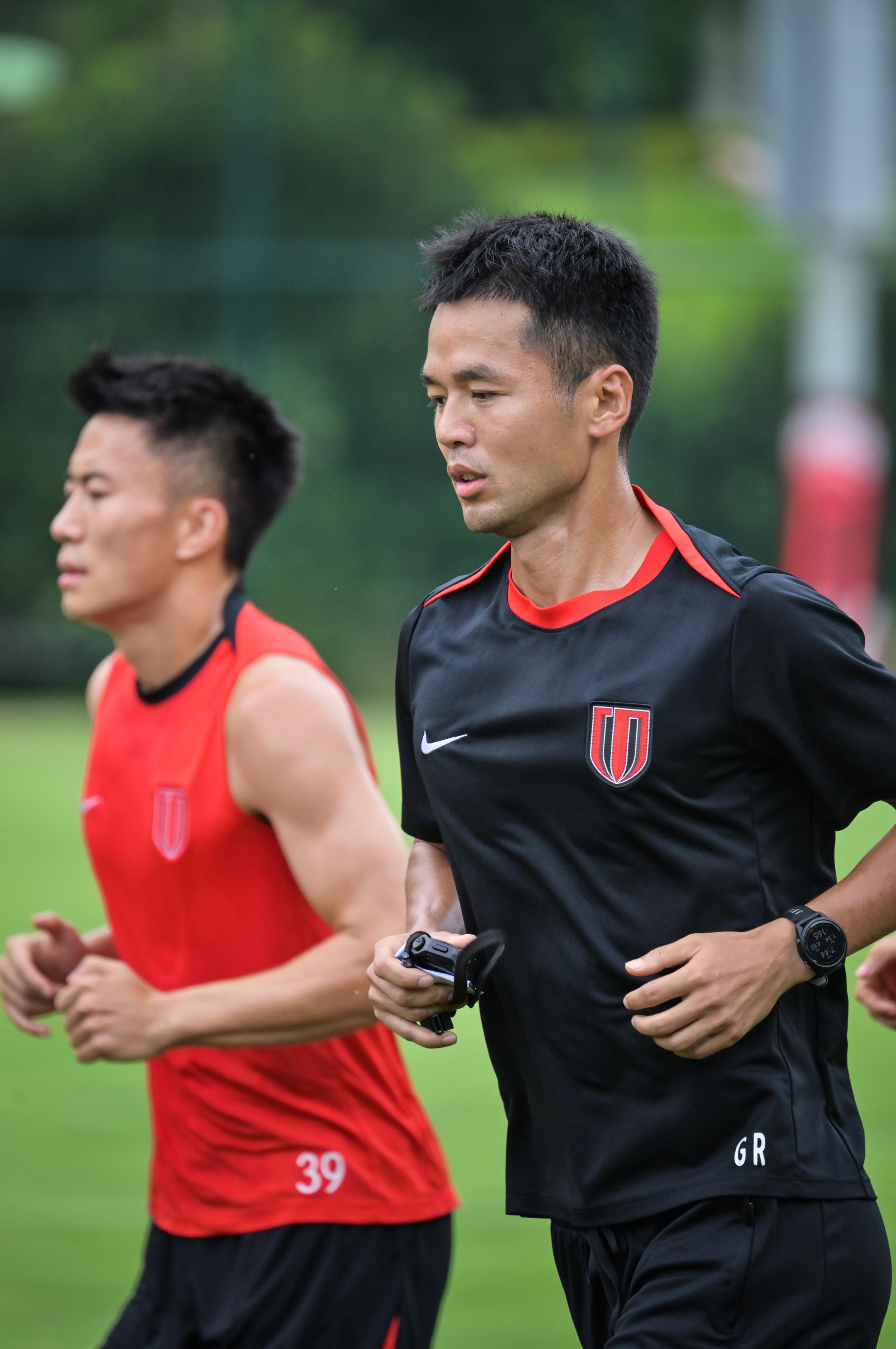 球队主教练赞扬球员们团结一心，共同取得胜利的简单介绍