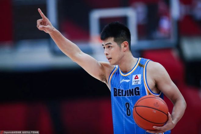 球队战术调整，逆转比分取得胜利