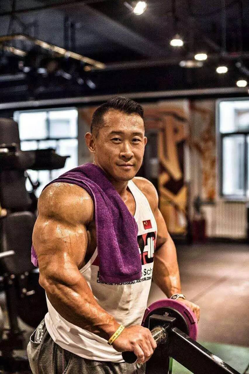 健美冠军意外发现篮球爱好，技艺悉心培养的简单介绍