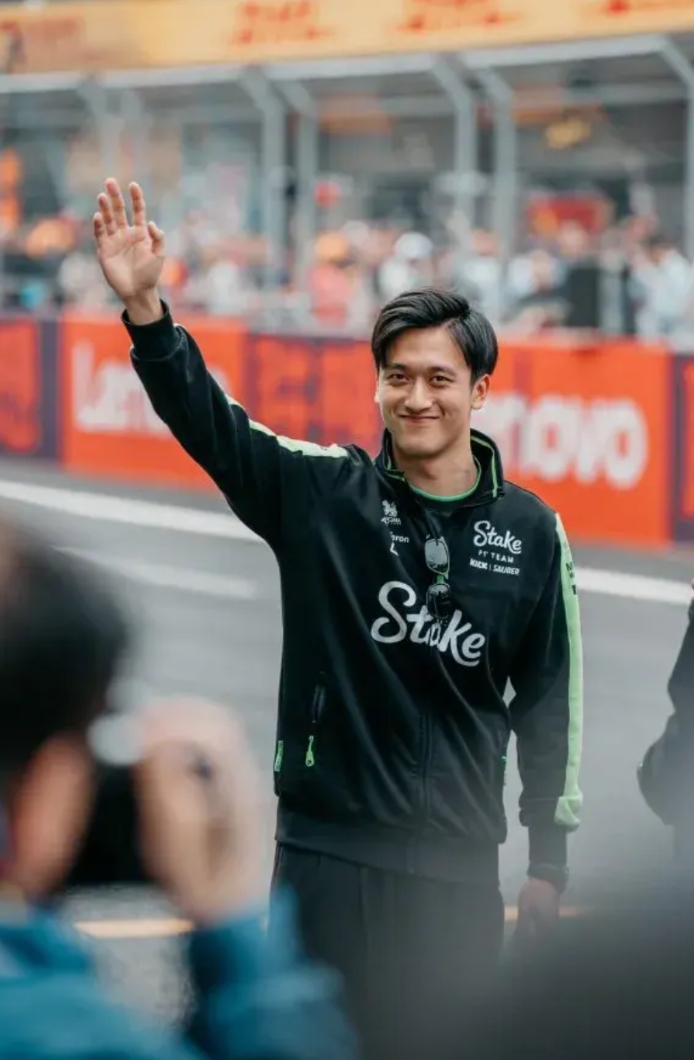 包含红牛二队鏖战阿斯顿马丁,周冠宇高光表现的词条 包含红牛二队鏖战阿斯顿马丁,周冠宇高光表现的词条